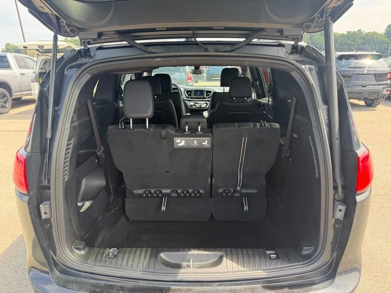Used 2019 Black Chrysler Touring L image 6