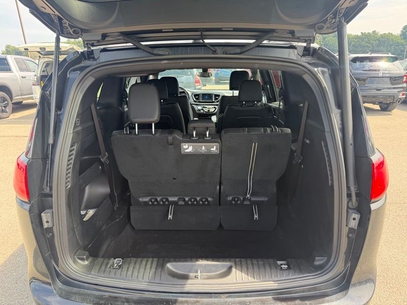 Used 2019 Black Chrysler Touring L image 6