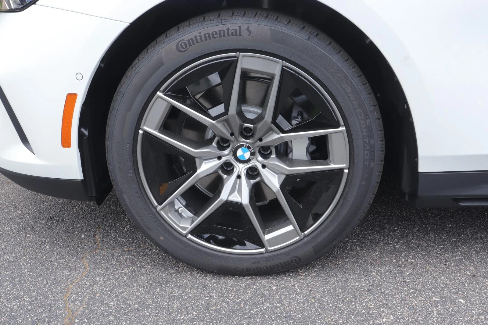 New 2027 Mineral White Metallic BMW 530i image 37