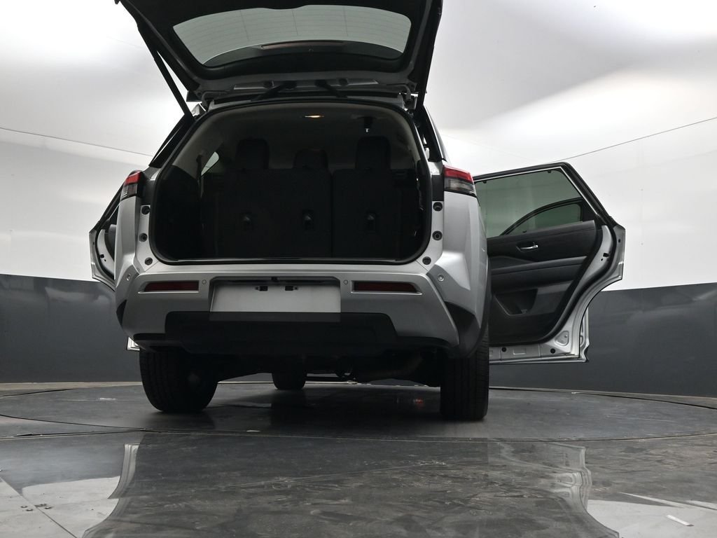 Used 2023 Silver Nissan SL image 41