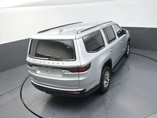 Used 2023 Silver Jeep Base image 17