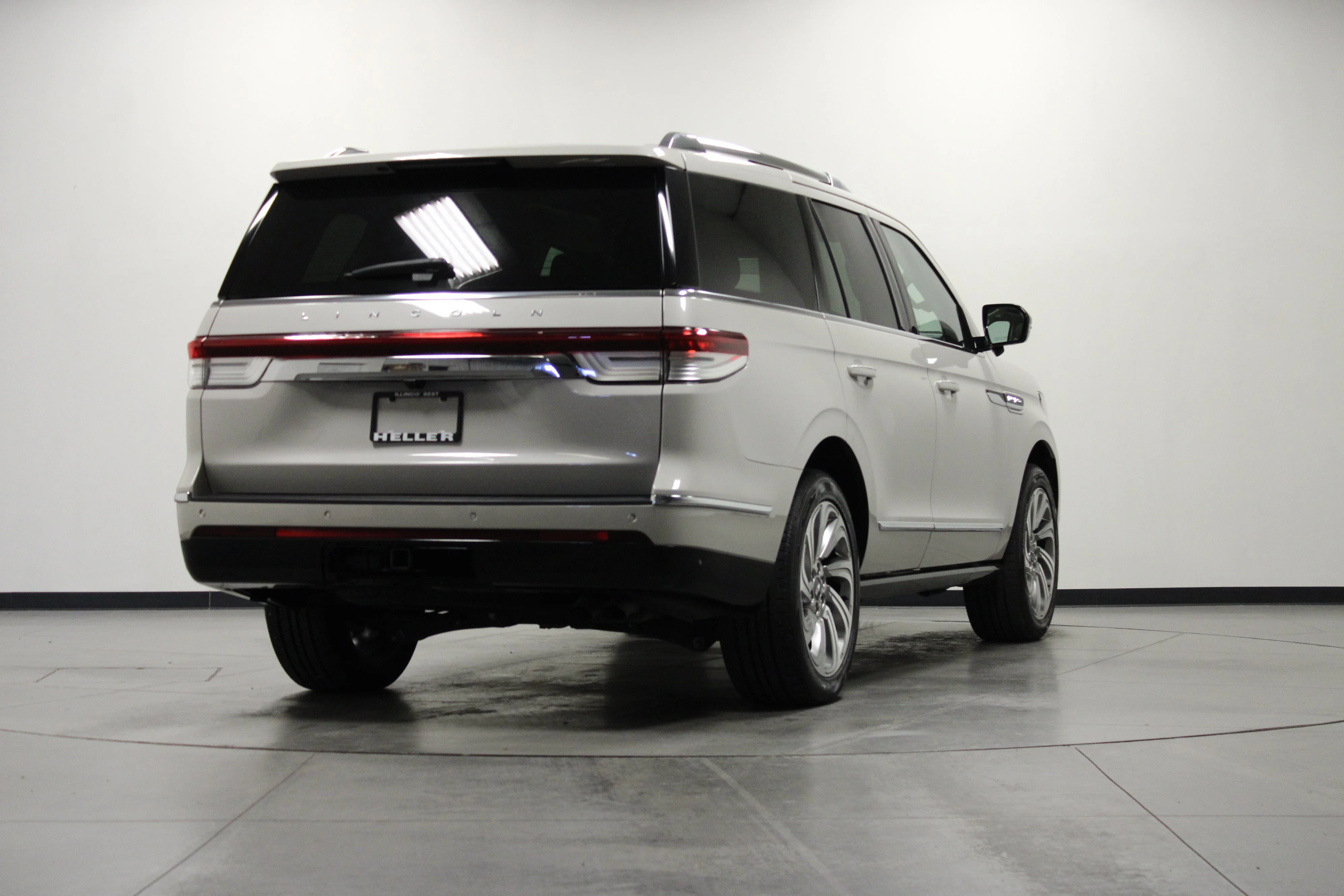 Used 2024 Ceramic Pearl Metallic Tri-Coat Lincoln Reserve image 4