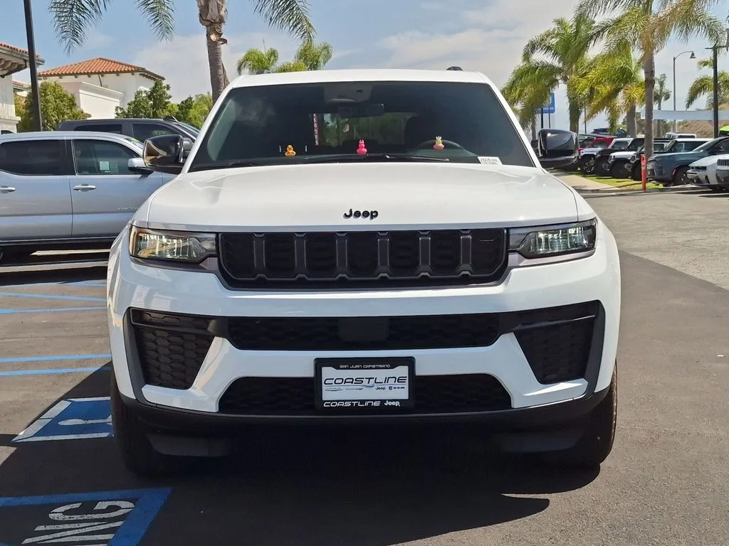 New 2026 Bright White Clear-Coat Exterior Paint Jeep Laredo Altitude image 2