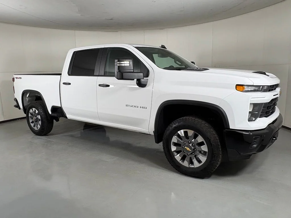 Used 2025 White Chevrolet Custom image 11
