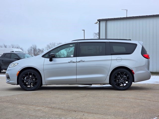New 2026 Silver Mist Clearcoat Chrysler Select image 4