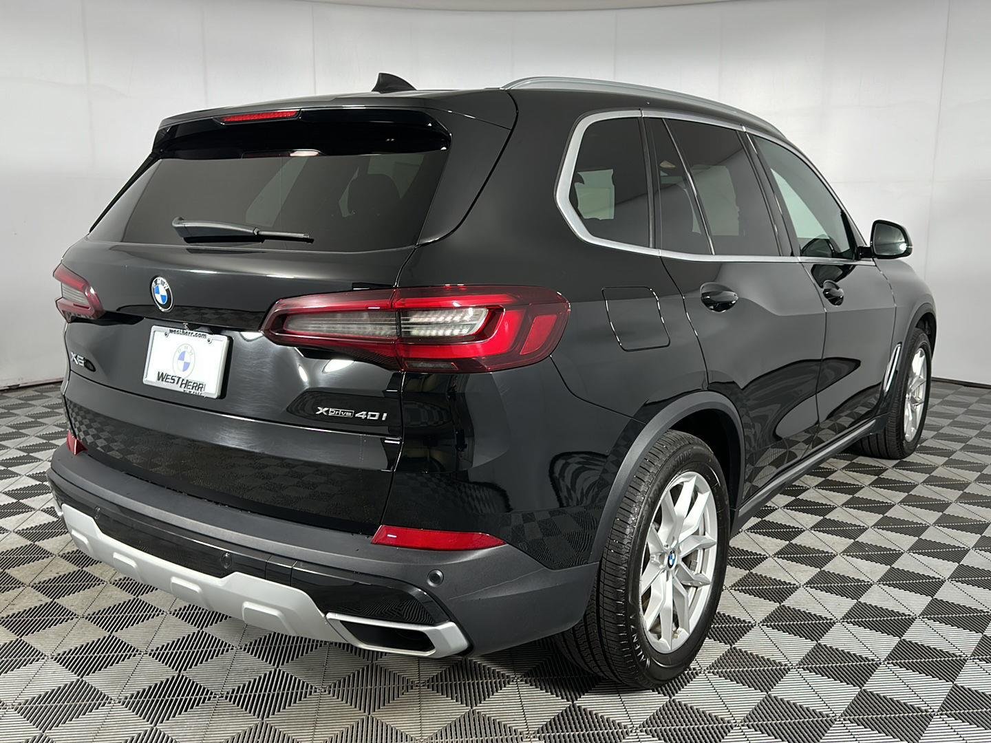 Used 2021 Jet Black BMW xDrive40i image 30