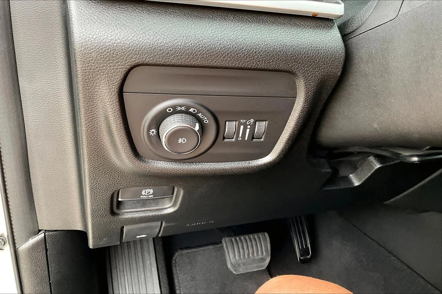 Used 2023 Bright White Clearcoat Jeep Limited image 33