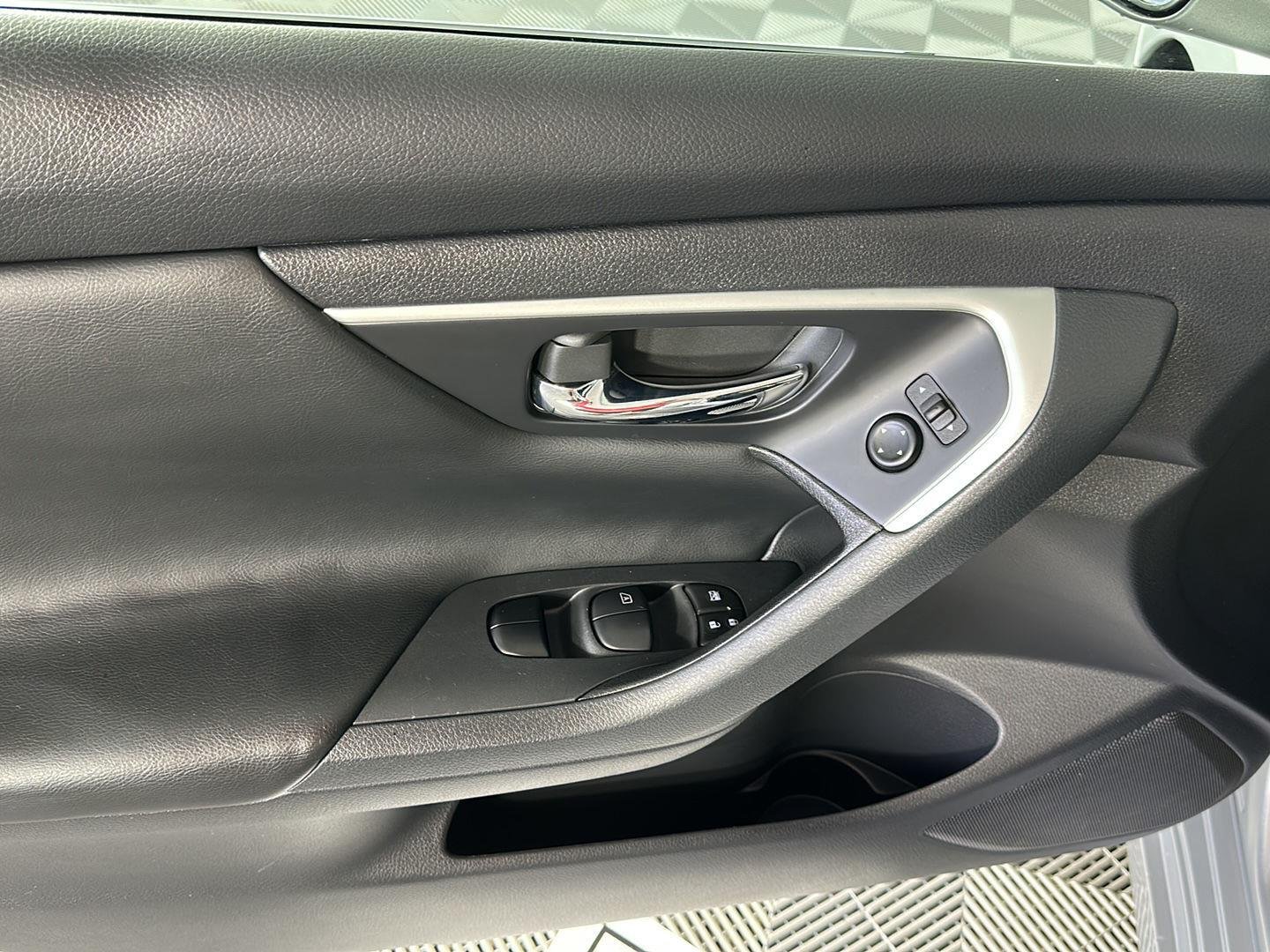 Used 2018 Brilliant Silver Nissan 2.5 S image 11