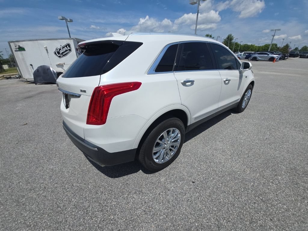 Used 2017 CRYSTAL WHITE TRICOAT Cadillac Luxury FWD image 5