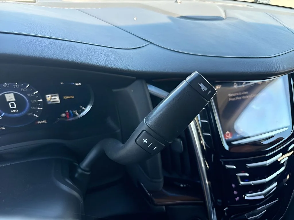 Used 2018  Cadillac Premium Luxury image 21