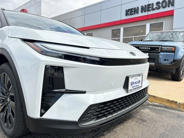 New 2026 Wind Chill Pearl with Midnight Black Metallic roof <sup>1</sup> Toyota  XSE image 4