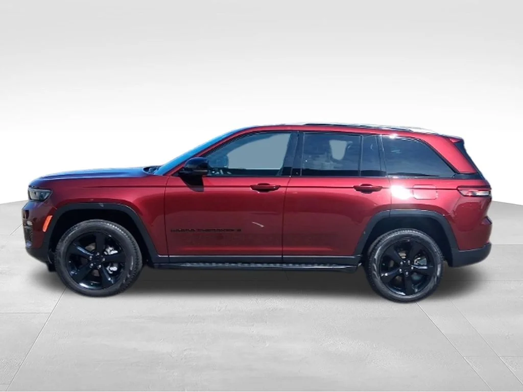 Used 2024 Velvet Red Pearlcoat Jeep Limited image 4