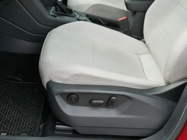 Used 2018 Cardinal Red Metallic Volkswagen 2.0T SE image 14
