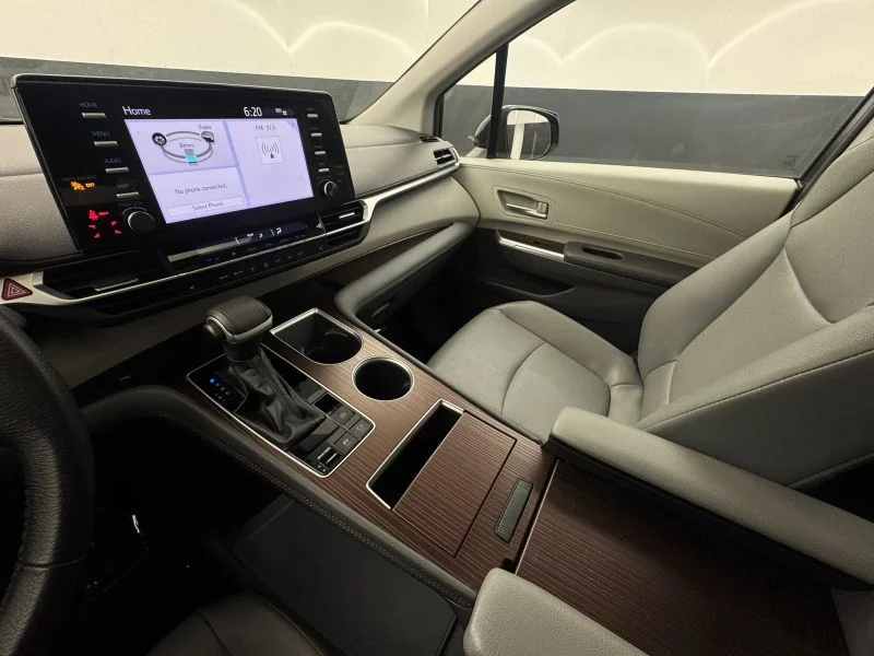 Used 2023  Toyota XLE Minivan 4D image 18