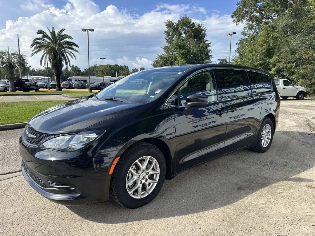 Used 2023 Black Chrysler LX image 6