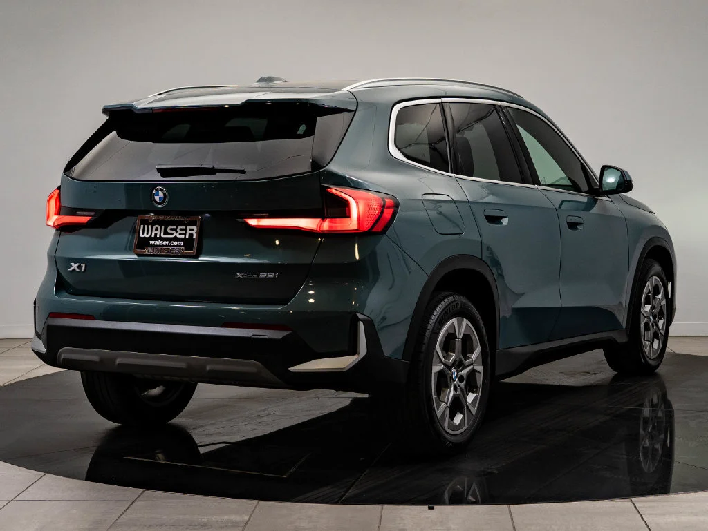 Used 2023 Cape York Green Metallic BMW xDrive28i image 10