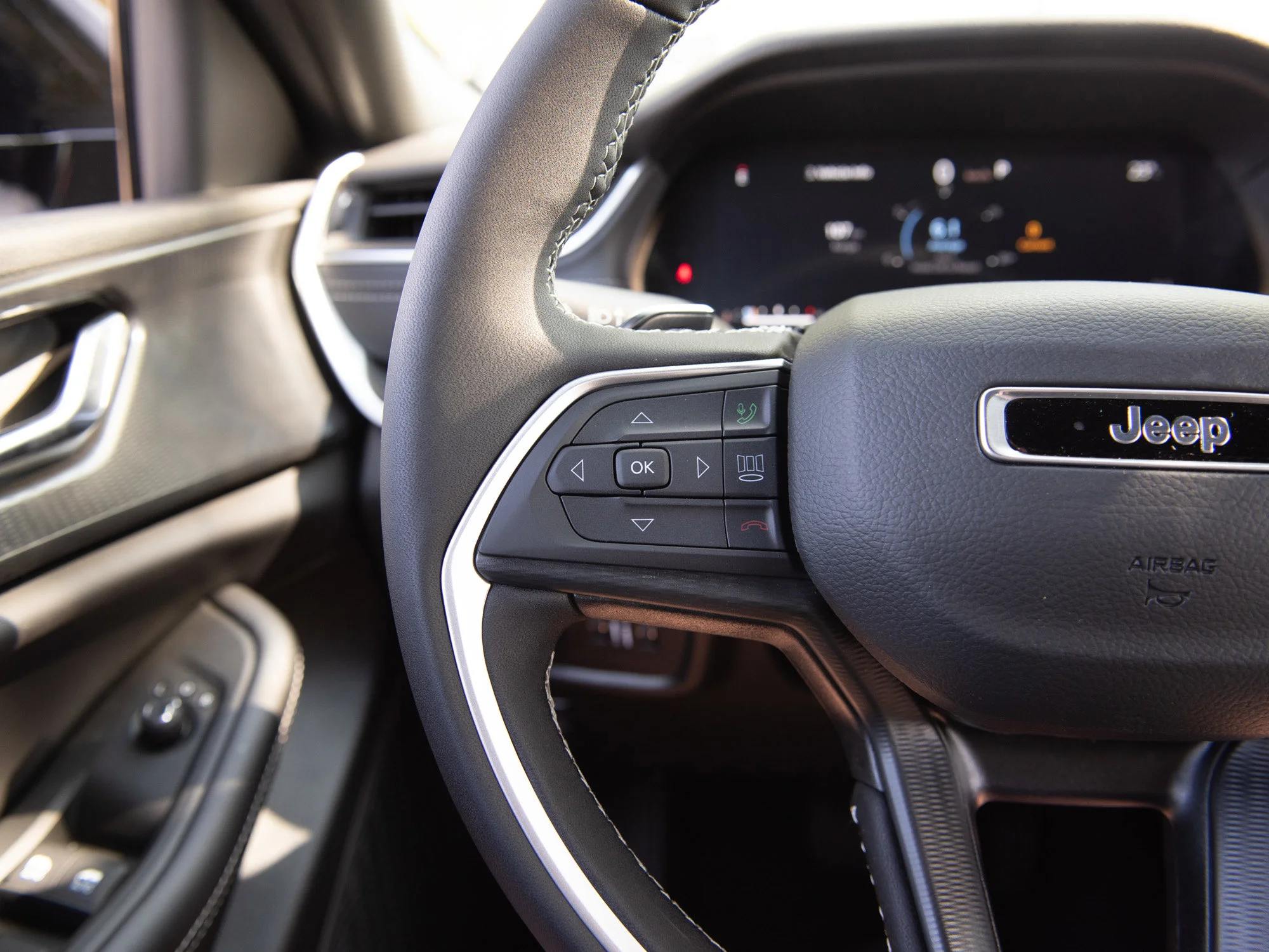 New 2025 White Jeep Altitude* 4x4, Sunroof, Heated Leather, Wireless Charging Pad image 9