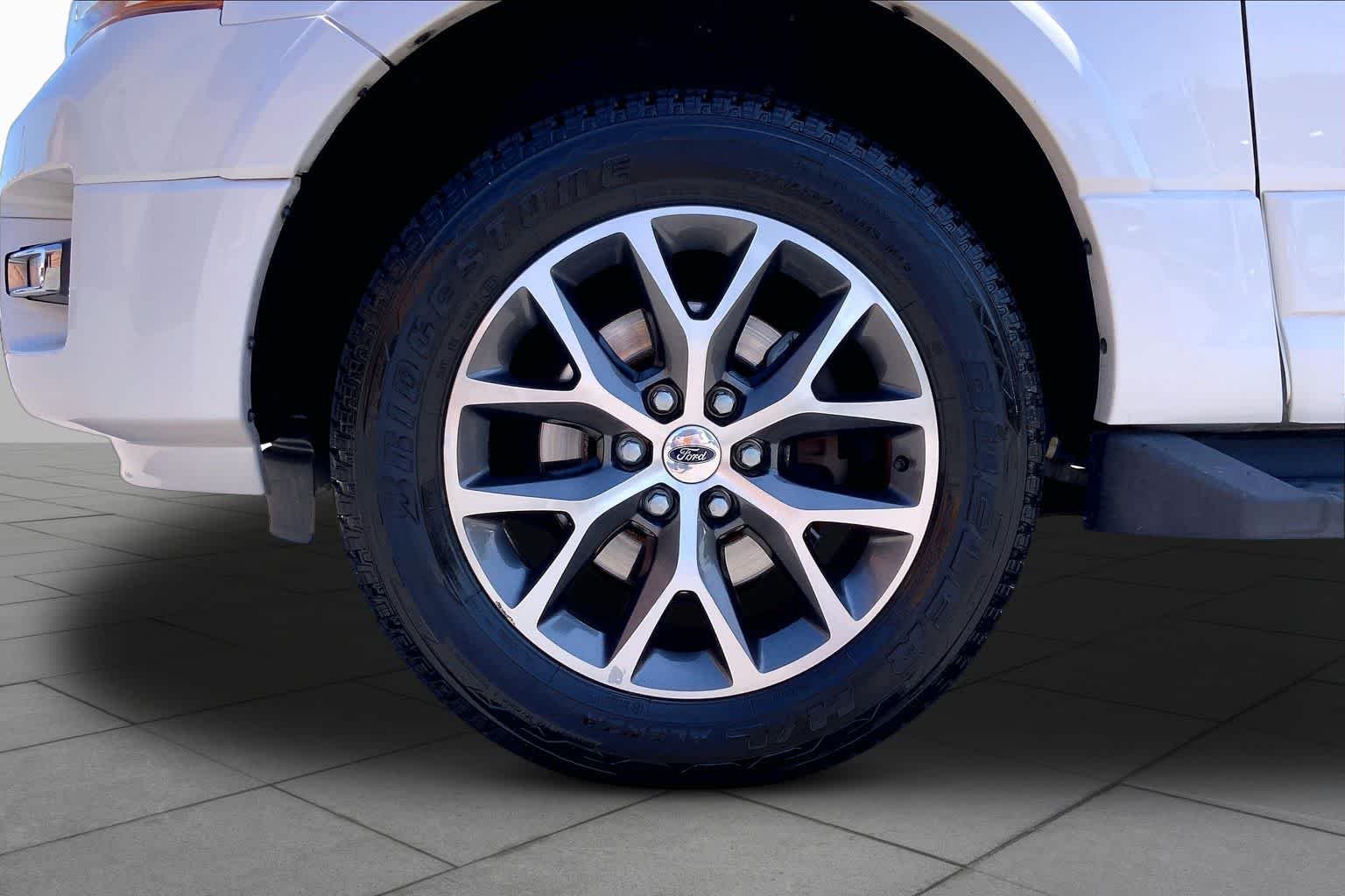 Used 2017 White Platinum Metallic Tri-Coat Ford XLT image 11