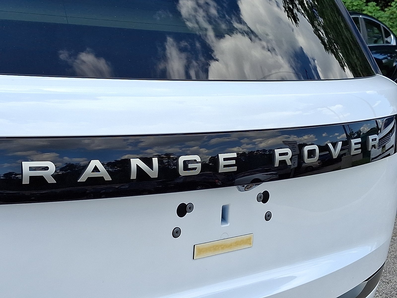 New 2026 Ostuni Pearl White Land Rover P400 SE image 22