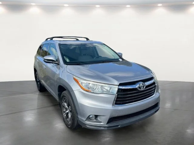 Used 2016 Silver Toyota XLE V6 image 9