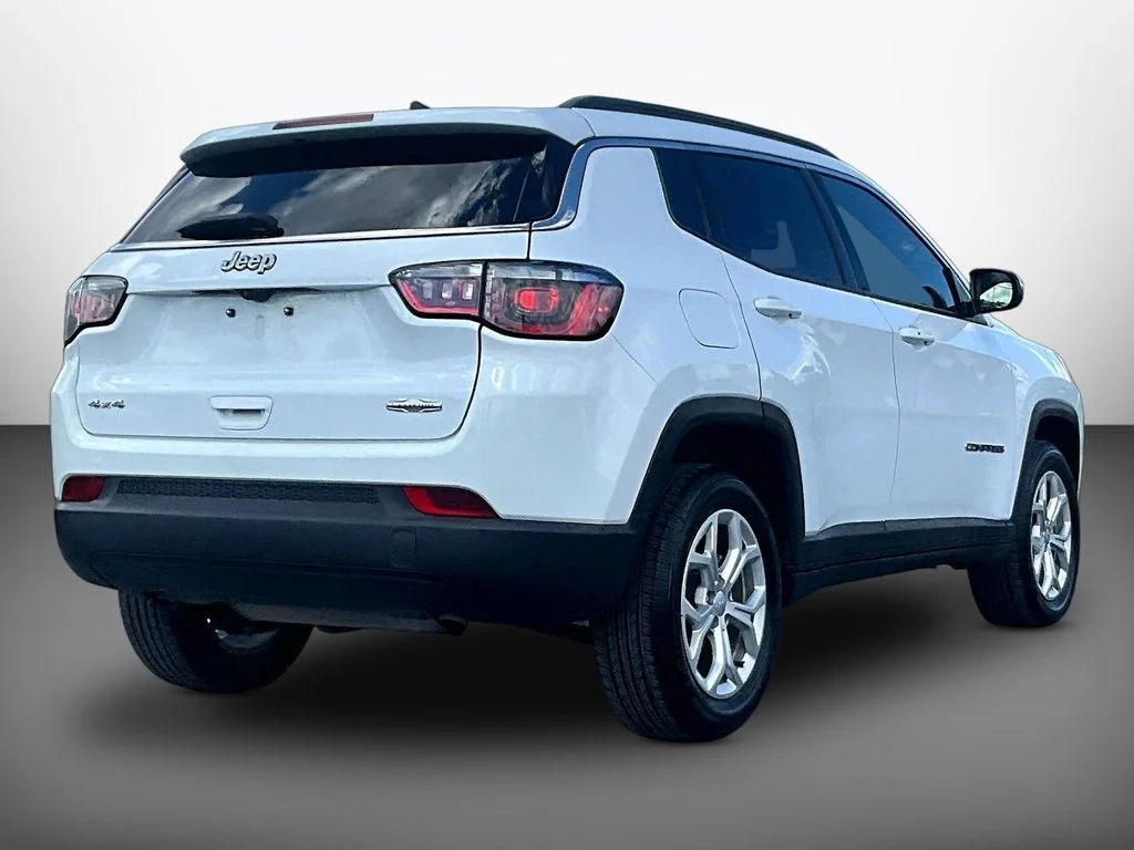 Used 2024 White Jeep Latitude image 6