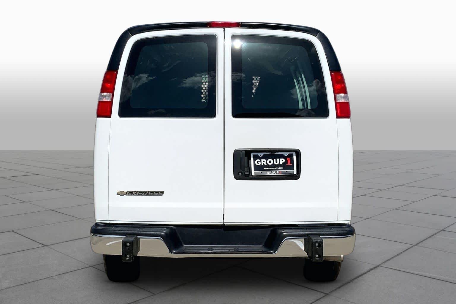 Used 2024 Summit White Chevrolet  image 5