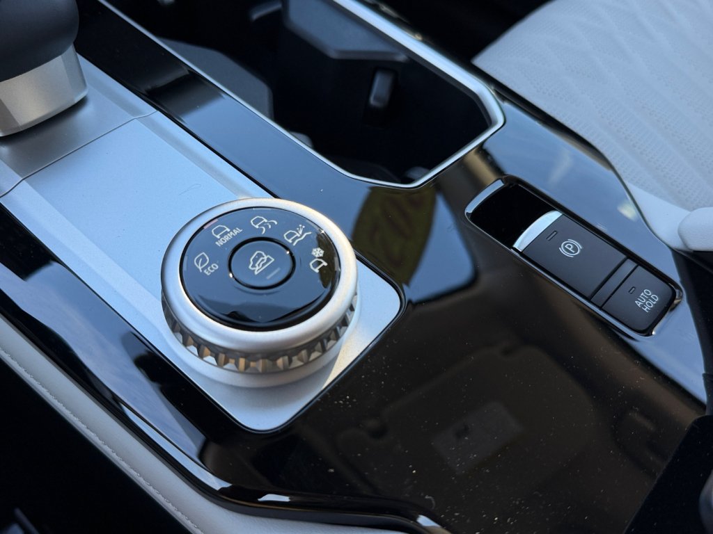 New 2026 White Diamond Mitsubishi SEL image 25