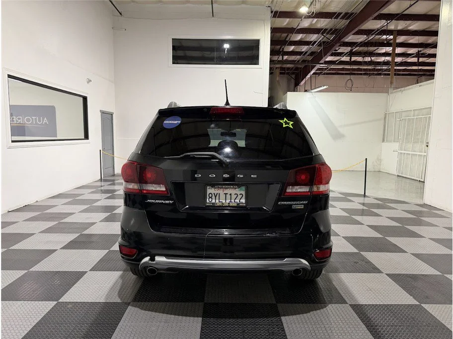 Used 2017 Pitch Black Clearcoat Dodge Crossroad Plus image 6