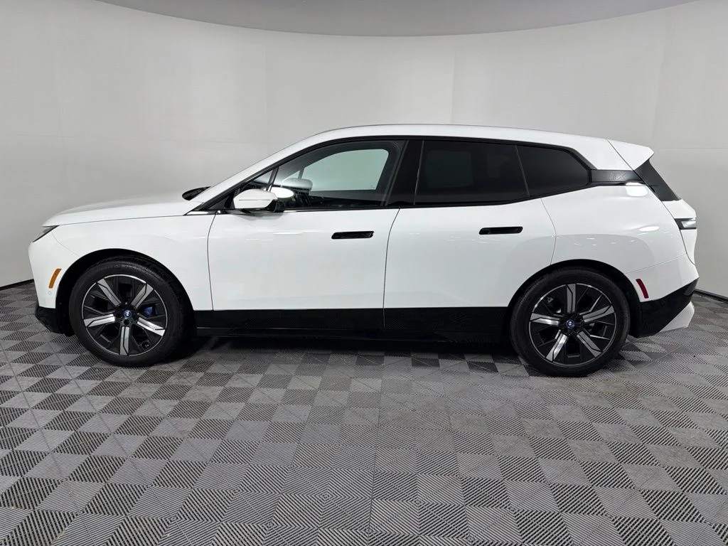 Used 2024 White BMW M60 image 8
