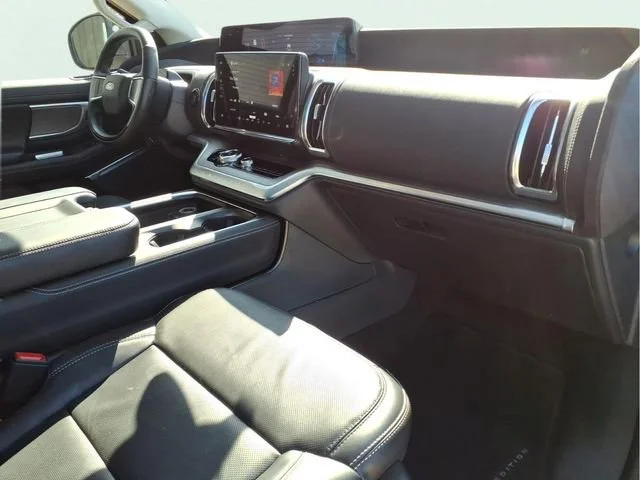 Used 2025  Ford Platinum image 23