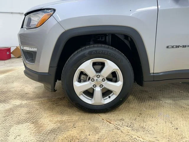 Used 2021 Silver Jeep Latitude image 19