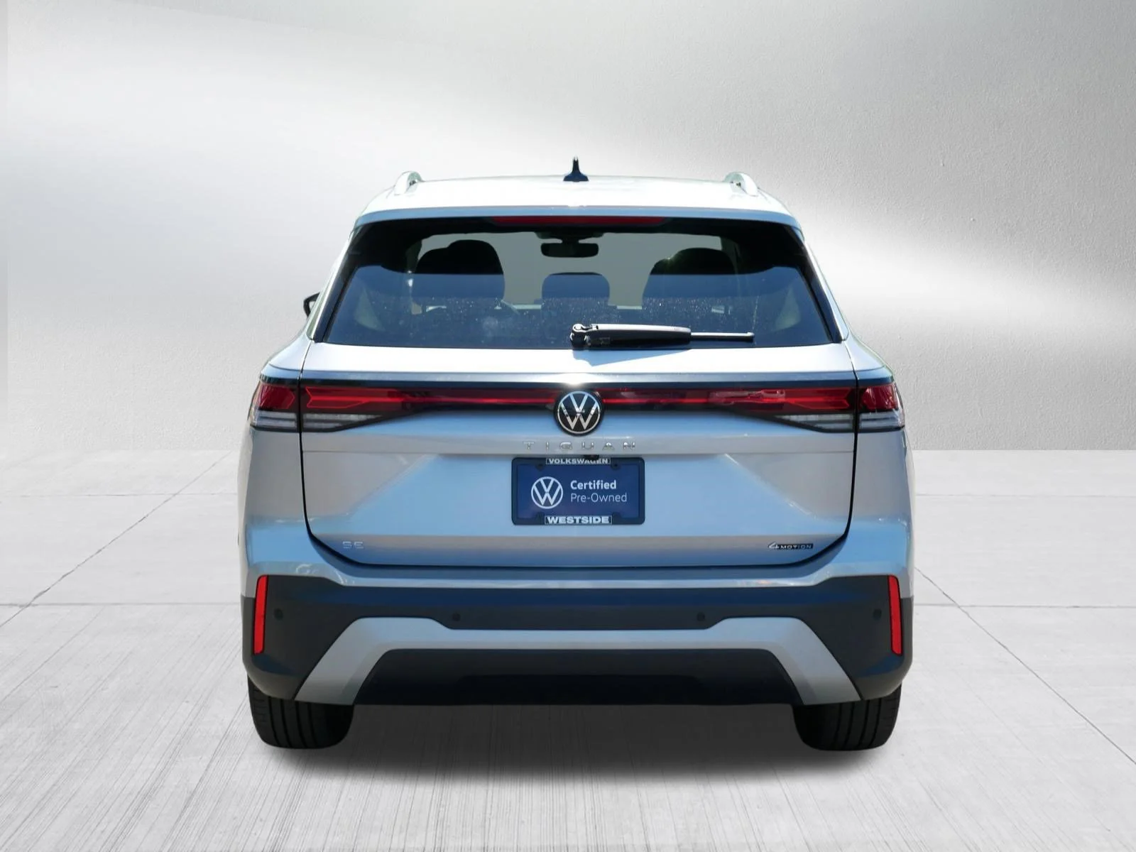 Certified Used 2025 Pyrite Silver Metallic Volkswagen SE image 6
