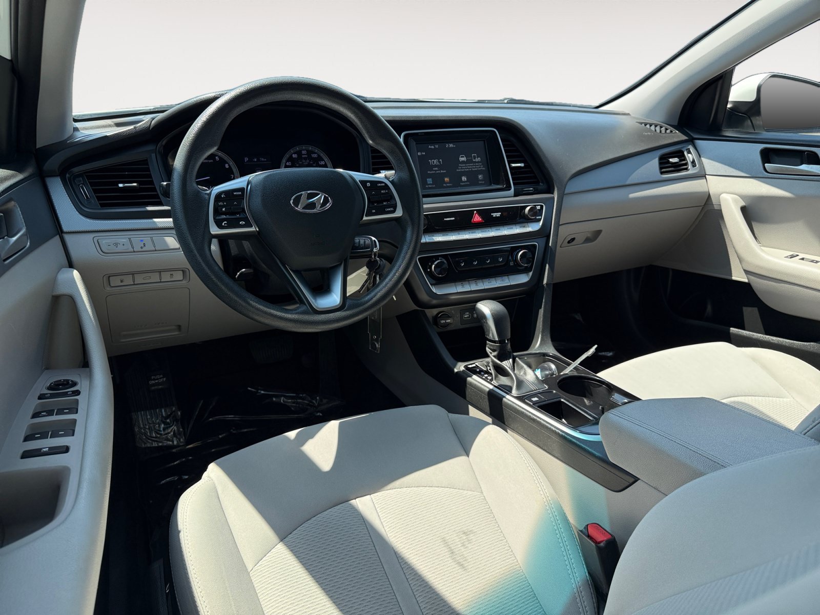 Used 2018 Quartz White Pearl Hyundai SE image 15