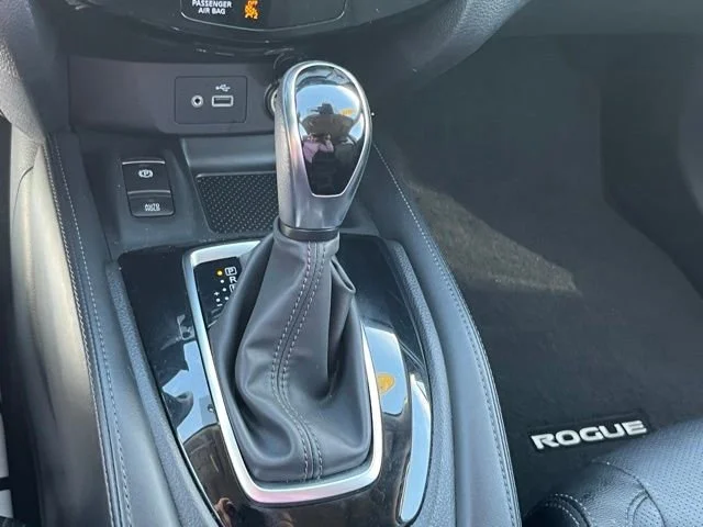 Used 2019 White Nissan SL image 33