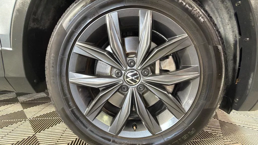 Used 2022 Gray Volkswagen 2.0T SE image 38