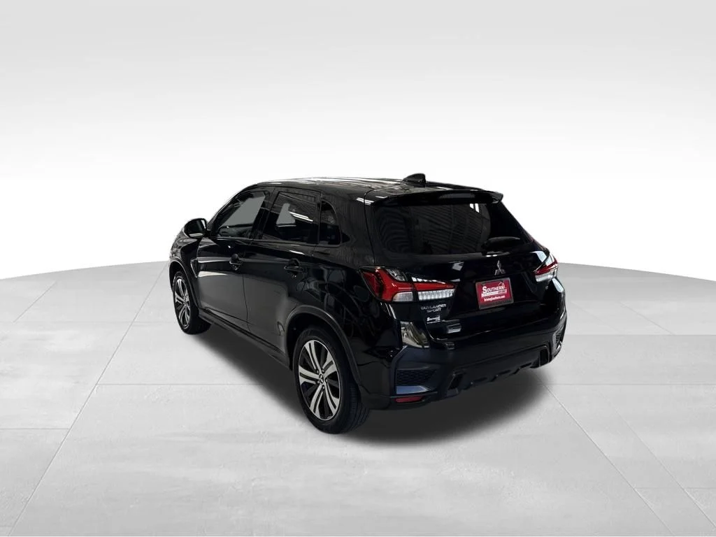 Used 2022 Black Mitsubishi 2.0 SE image 3