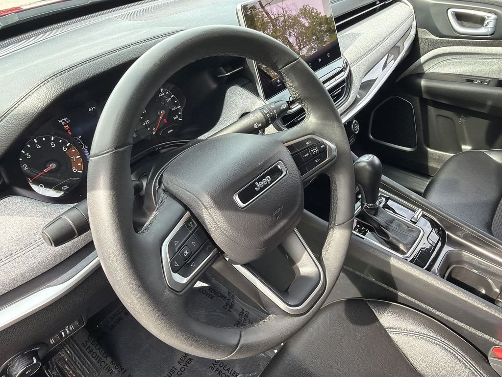 Used 2024  Jeep Latitude image 11