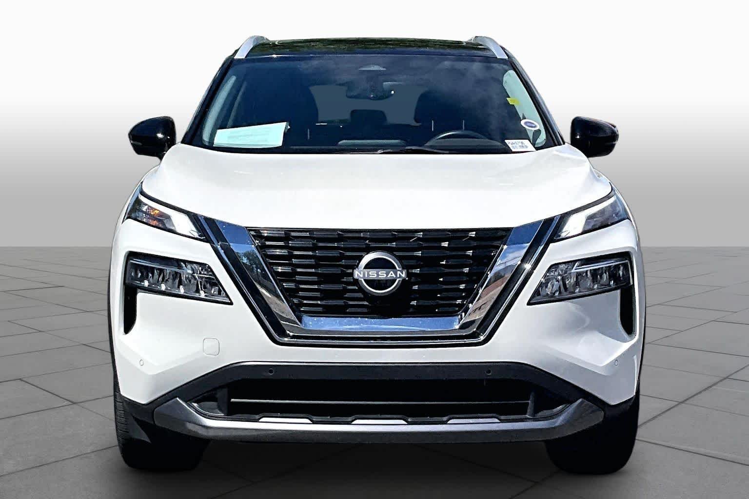 Used 2023 Pearl White Tricoat/Super Black Nissan SL image 4