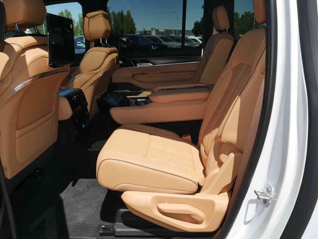 New 2026 Bright White Clear-Coat Exterior Paint Jeep Grand Wagoneer image 16