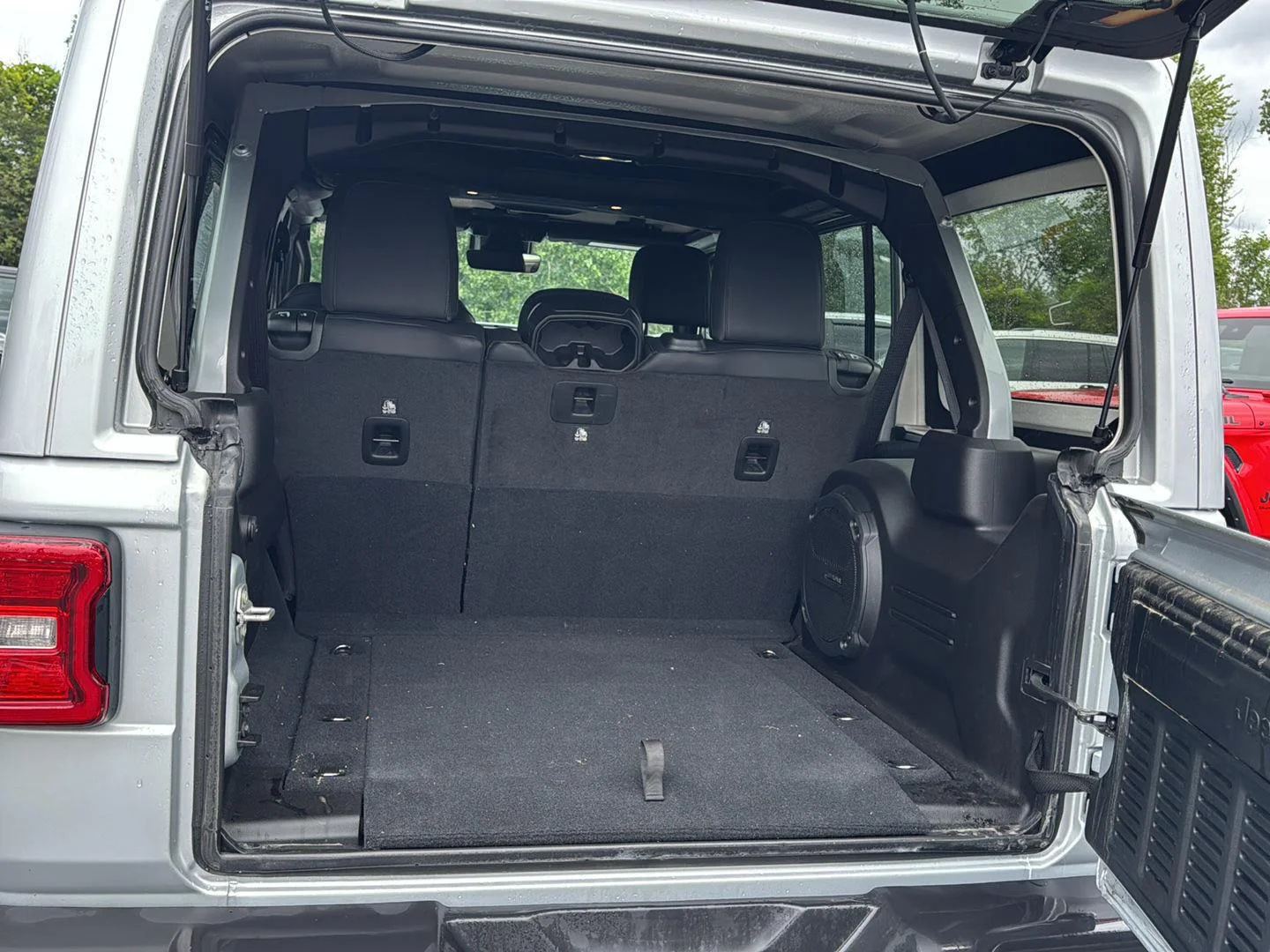 Used 2024 Silver Zynith Clearcoat Jeep Sahara image 18