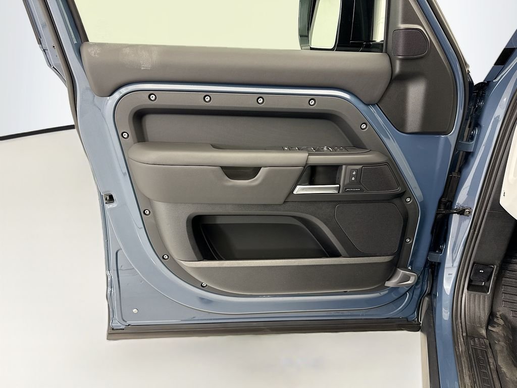 New 2026 Tasman Blue LAND ROVER S image 23