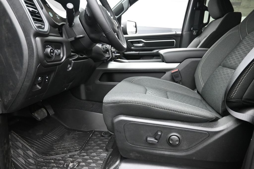 New 2026 Diamond Black Crystal Pearl-Coat Exterior Paint RAM Big Horn/Lone Star image 16