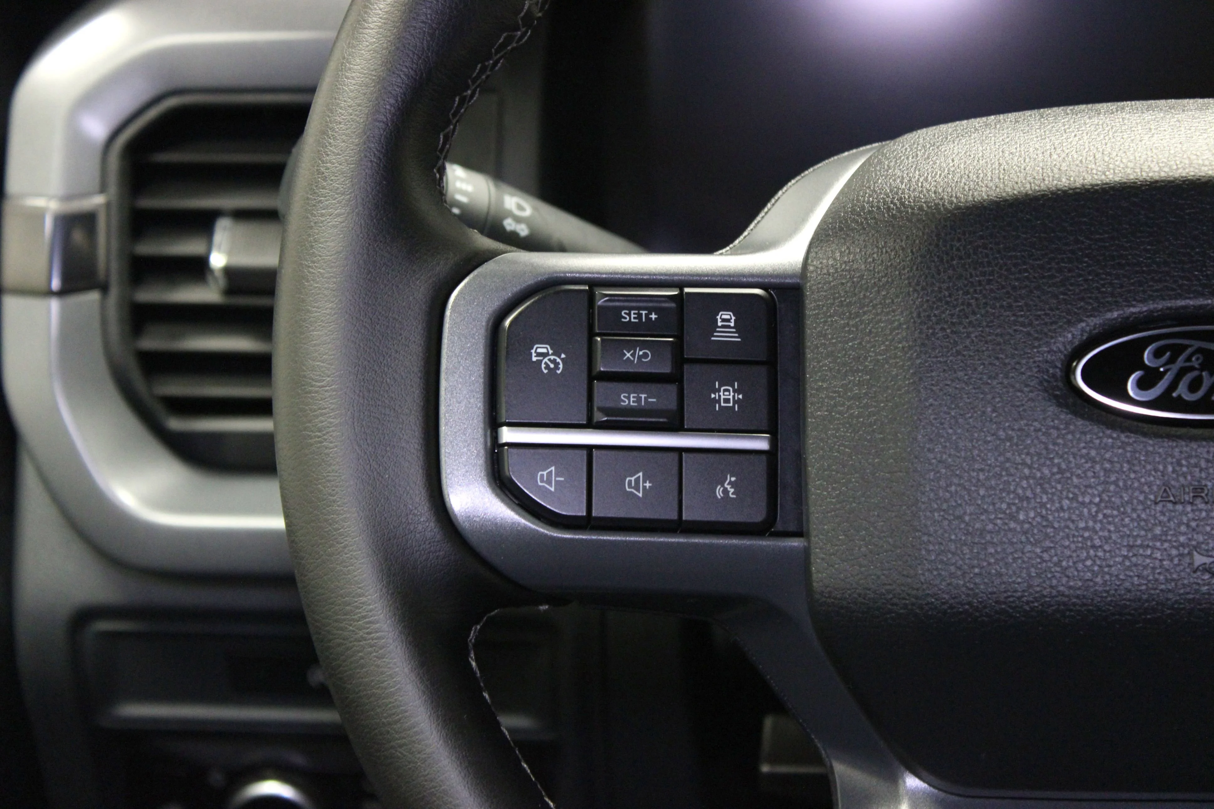 Used 2025 Silver Metallic Ford XLT image 25