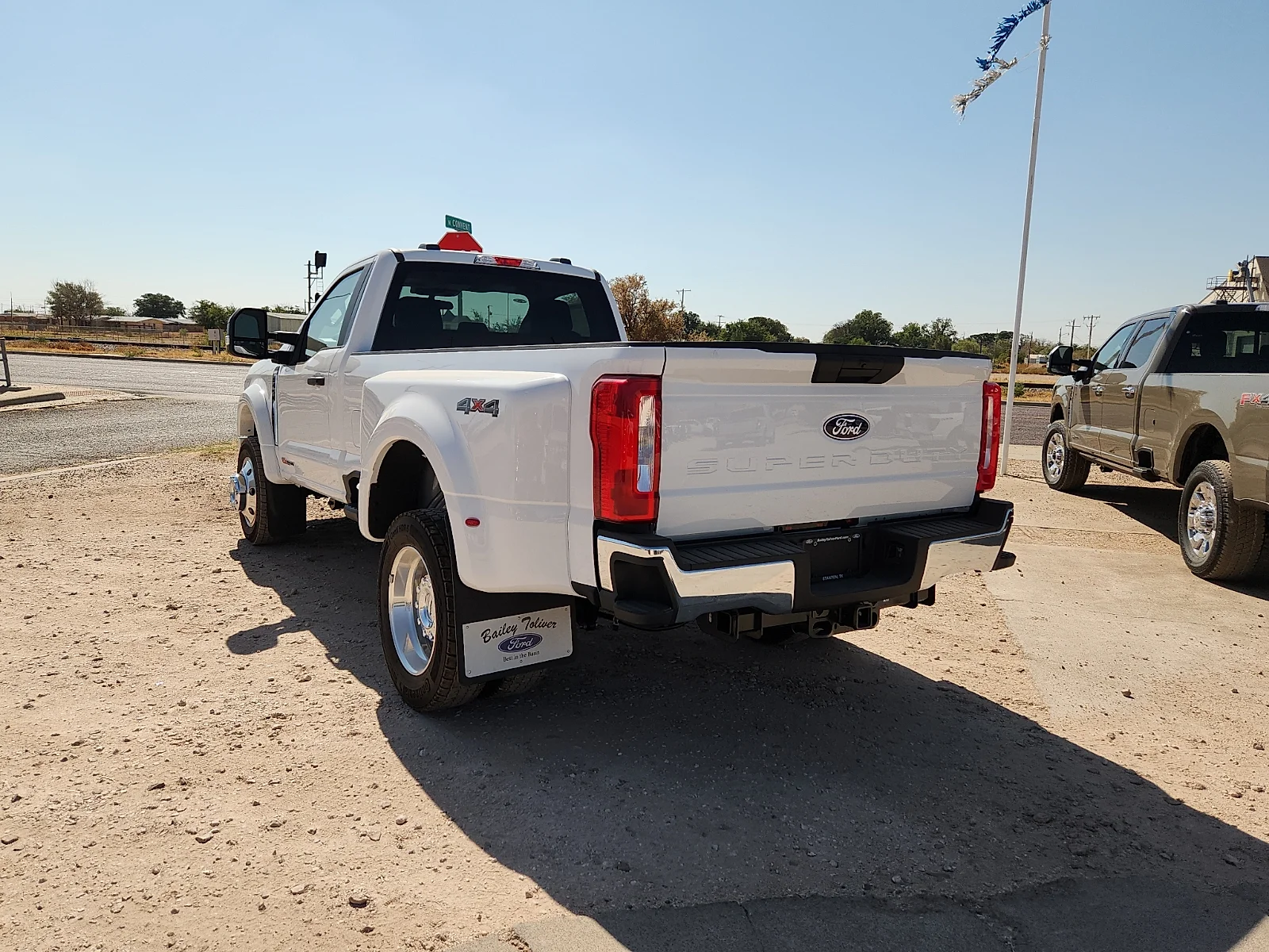 New 2027 Oxford White Ford XLT image 5