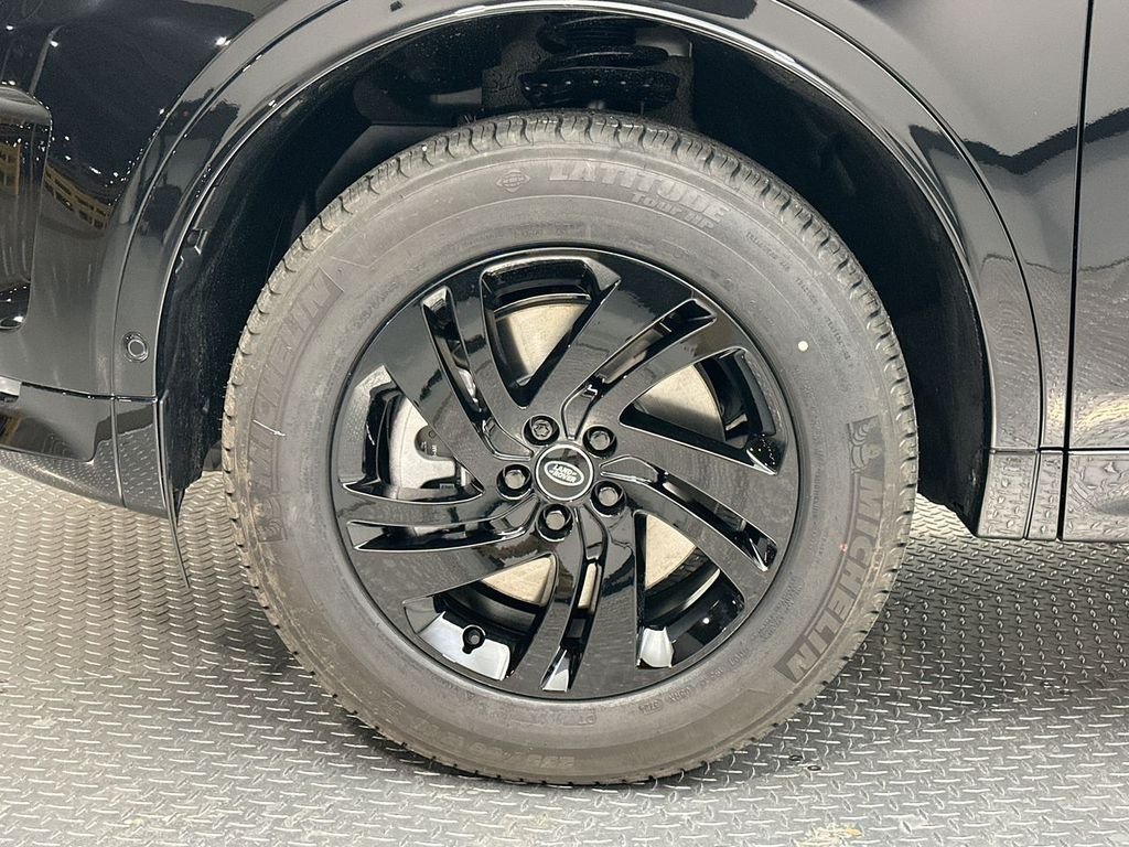 Used 2025 Santorini Black Metallic Land Rover S image 3