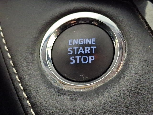 Used 2018 Silver Toyota XLE image 31