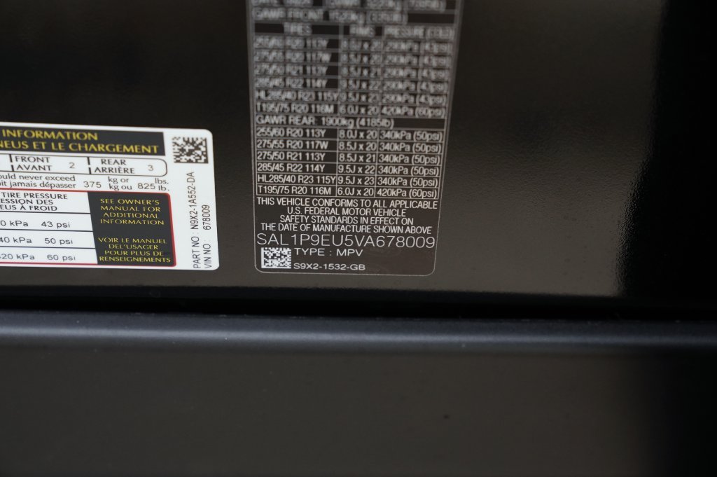 New 2027 Santorini Black Land Rover SE image 32