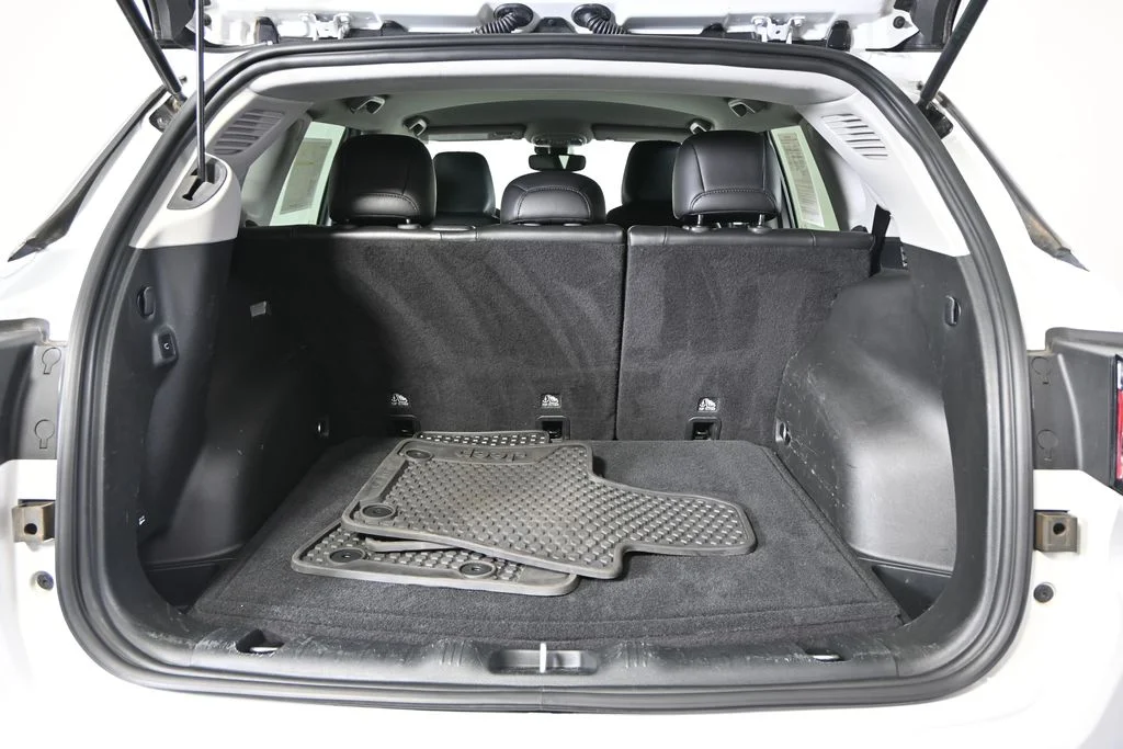 Used 2022 White Jeep Latitude image 16