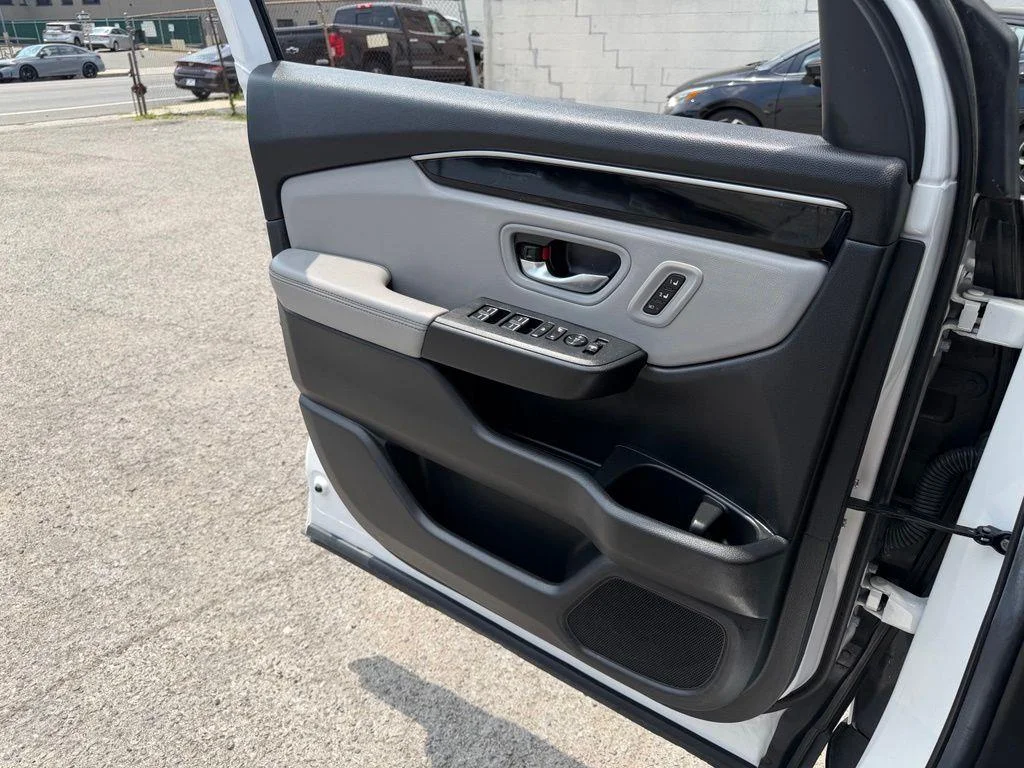 Used 2025 White Honda EX-L image 22