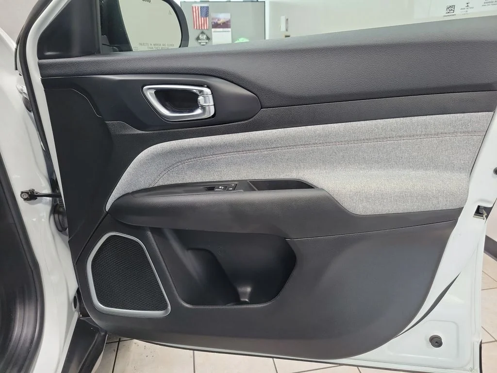 Used 2022 White Jeep Latitude Lux image 21